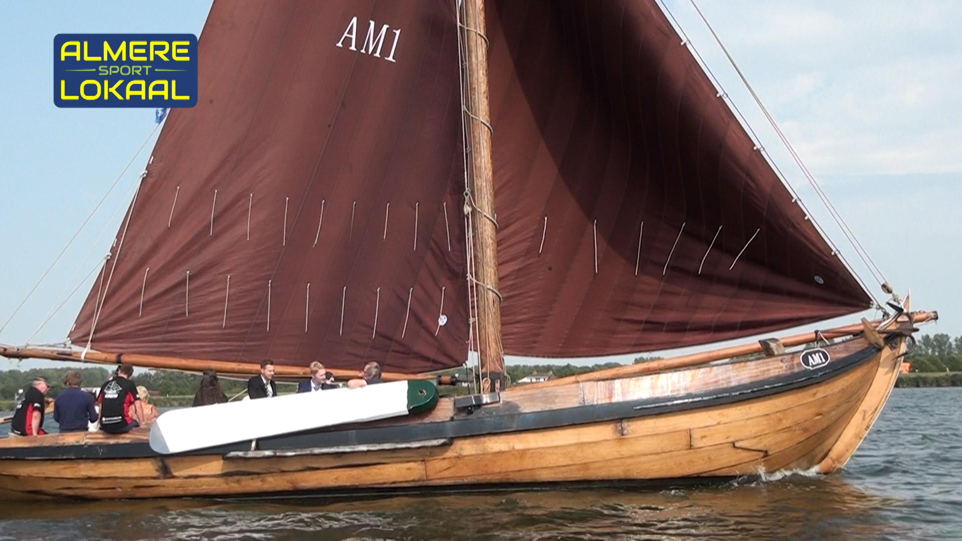 Almeerse botter AM1 zeilend op Gooimeer